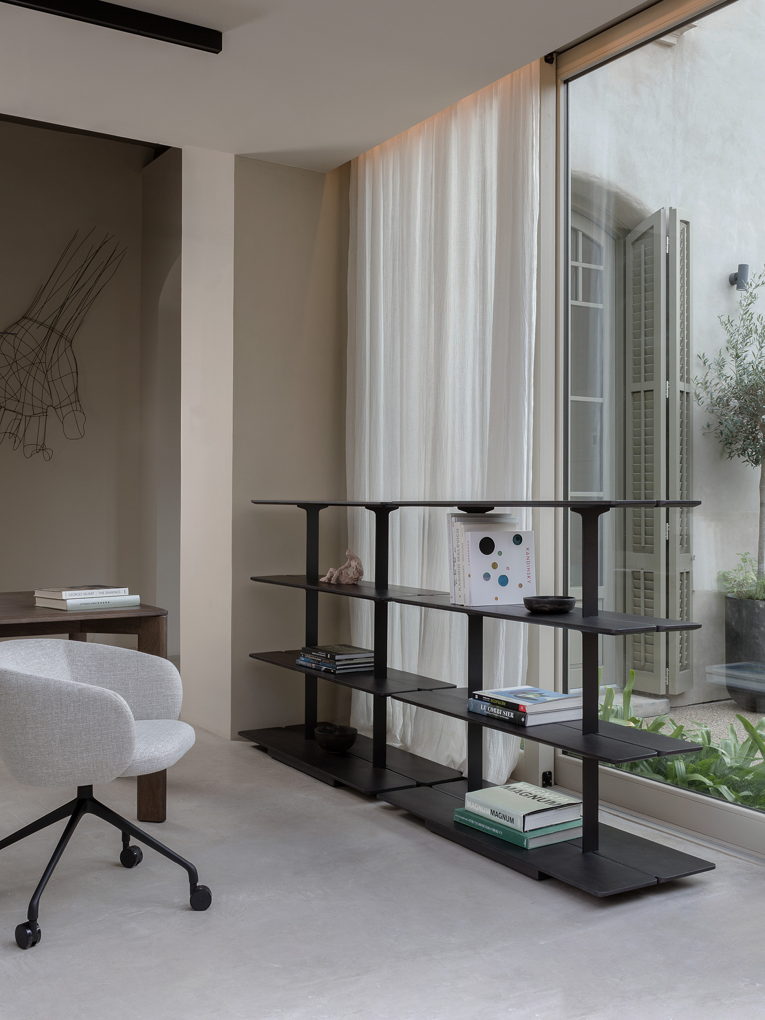 Team shelving system designed by Mario Ruiz for Expormim
