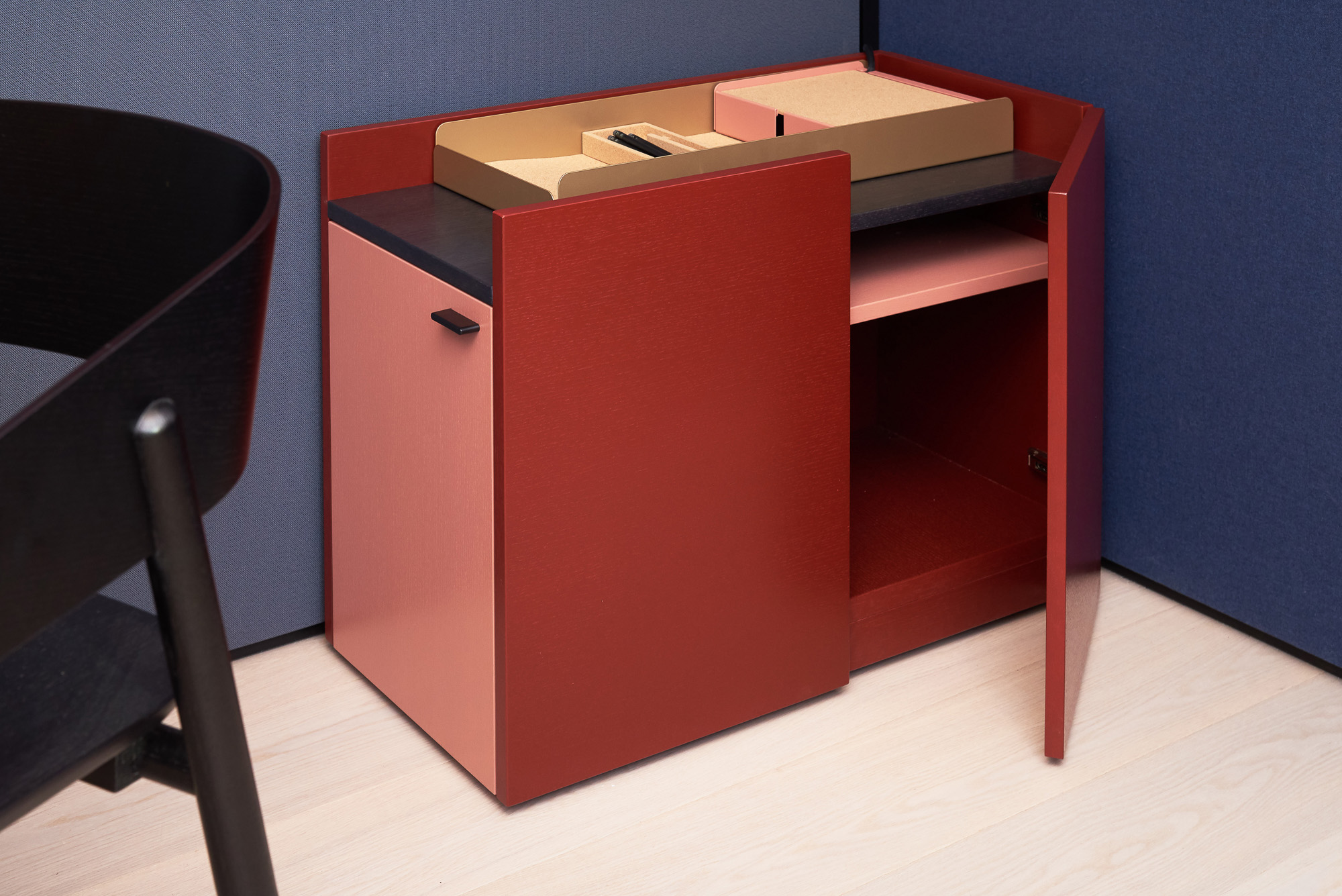Cabinet and organizer from the Emote private office collection by Mario Ruiz for Teknion